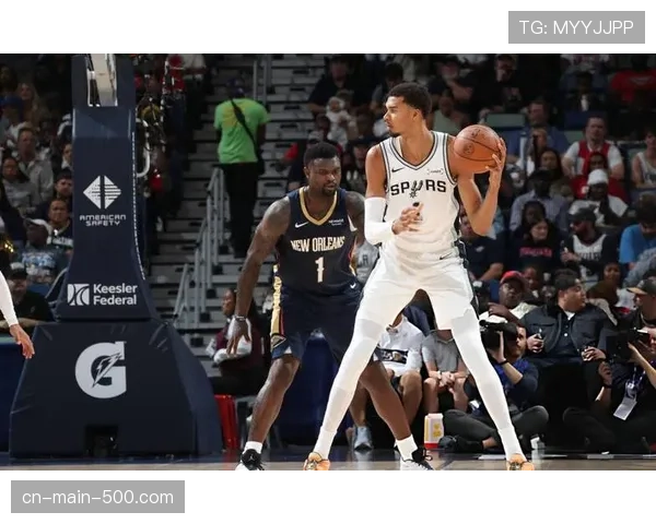 终场哨响时刻：文班亚马第六次封盖后与瓦塞尔击掌庆祝九连胜